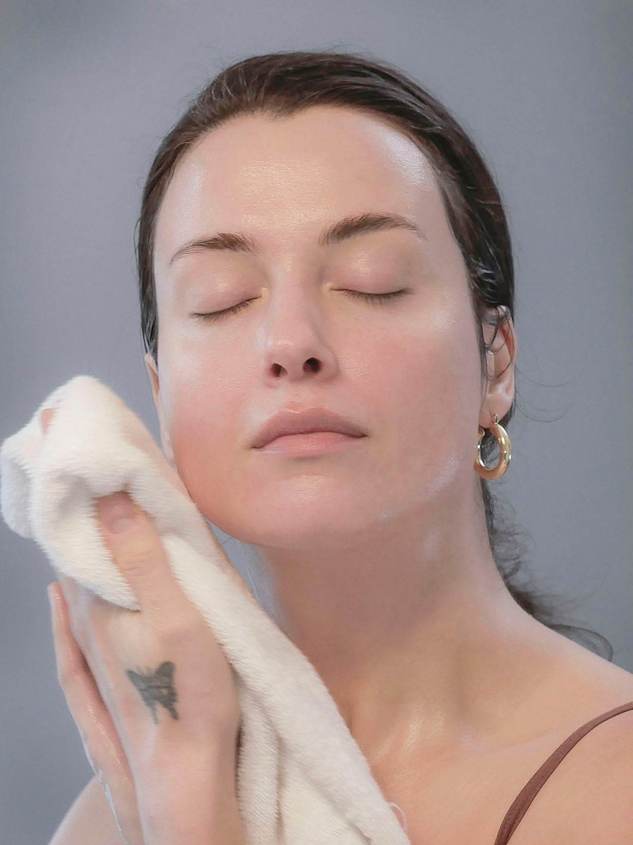 A woman drying face after using a PM cleansing balm